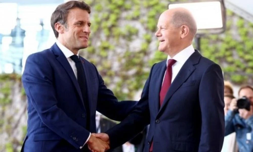 Bloomberg: Μακρόν και Σολτς στοχεύουν στην ενίσχυση της ευρωπαϊκής αεράμυνας